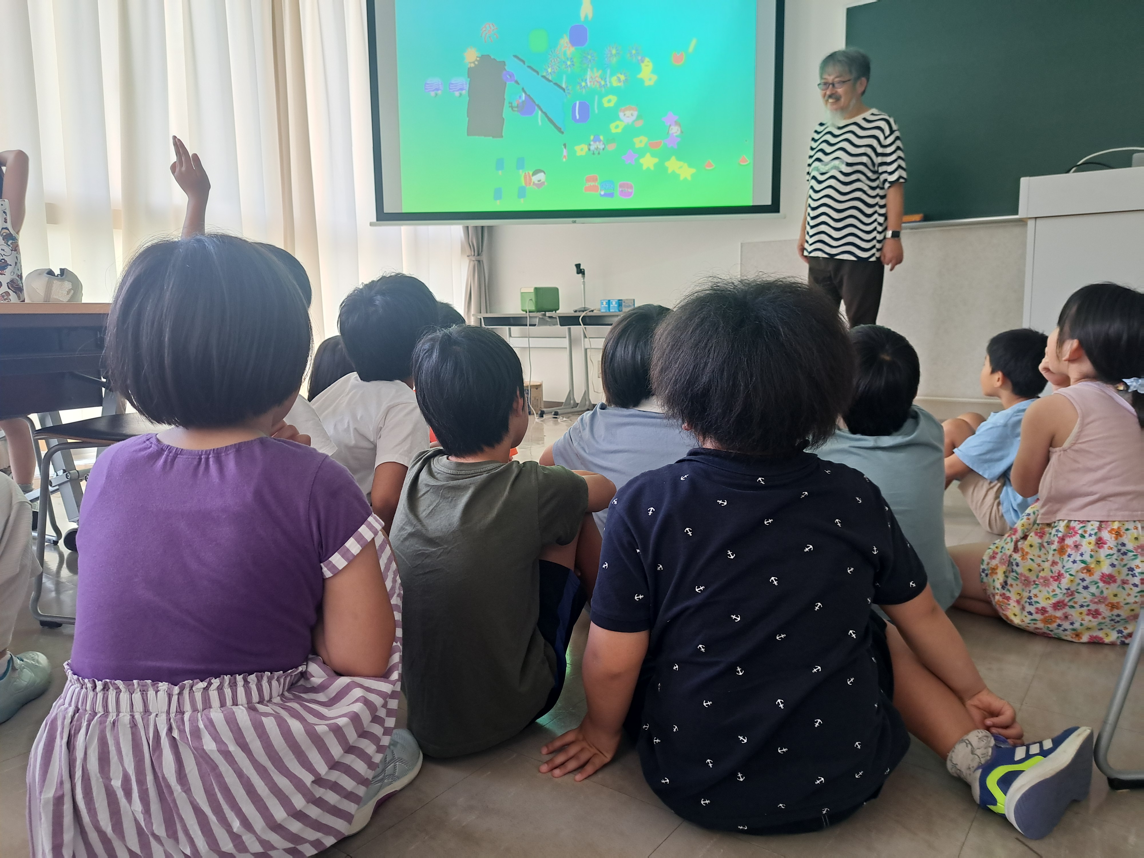 会場でビスケットの紹介を聞く子どもたち